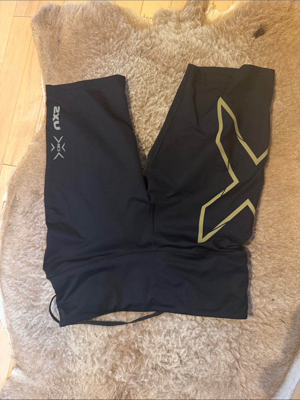 2XU LIGHT SPEED MID-RISE COMPRESSION SHORTS. Multiple pockets. Small. EUC.